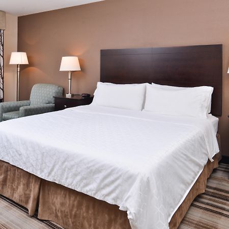 Holiday Inn Express & Suites Emporia Northwest By Ihg Екстериор снимка