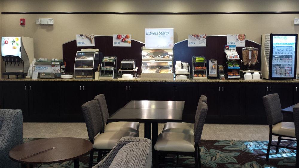 Holiday Inn Express & Suites Emporia Northwest By Ihg Екстериор снимка