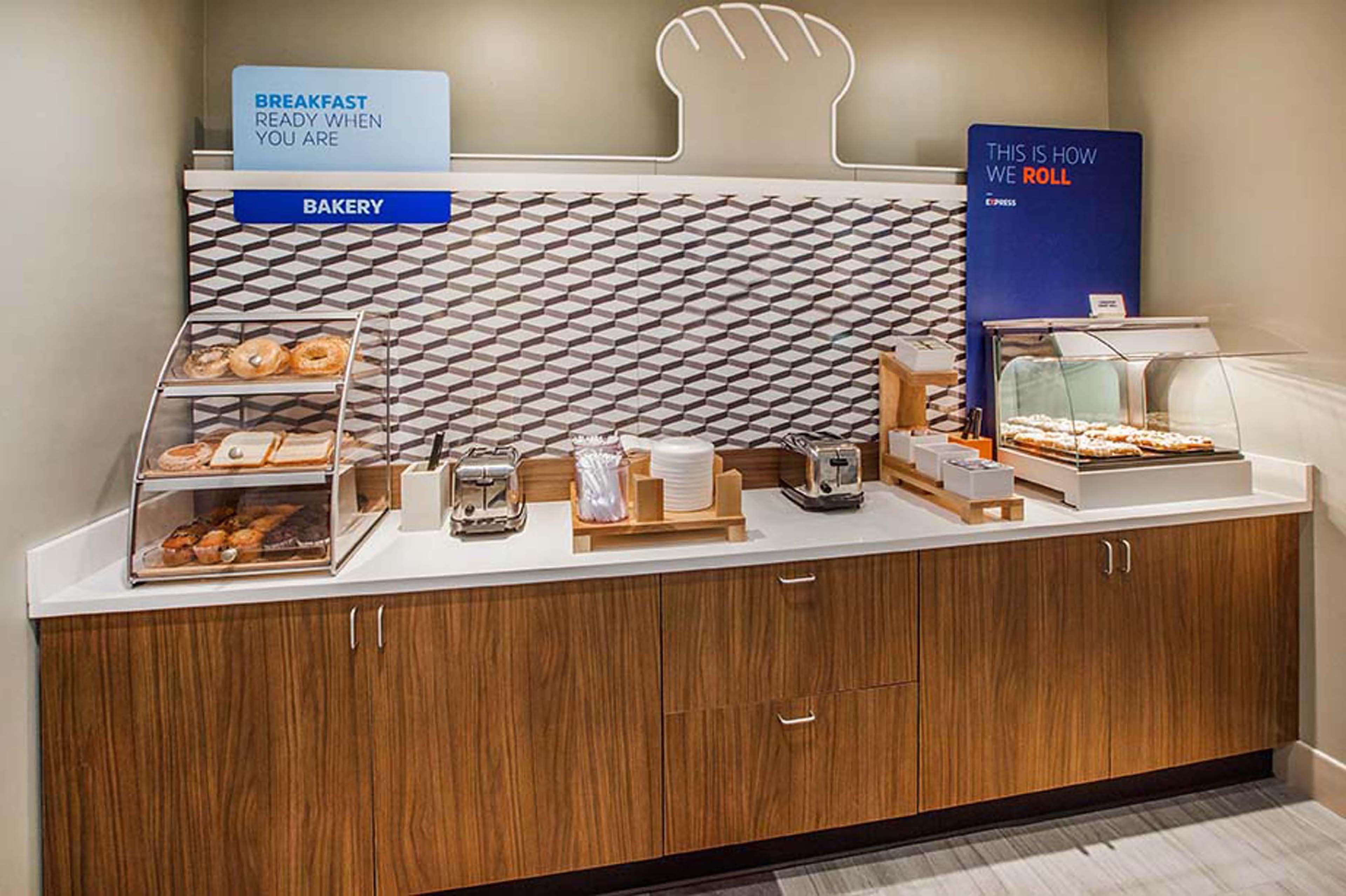 Holiday Inn Express & Suites Emporia Northwest By Ihg Екстериор снимка