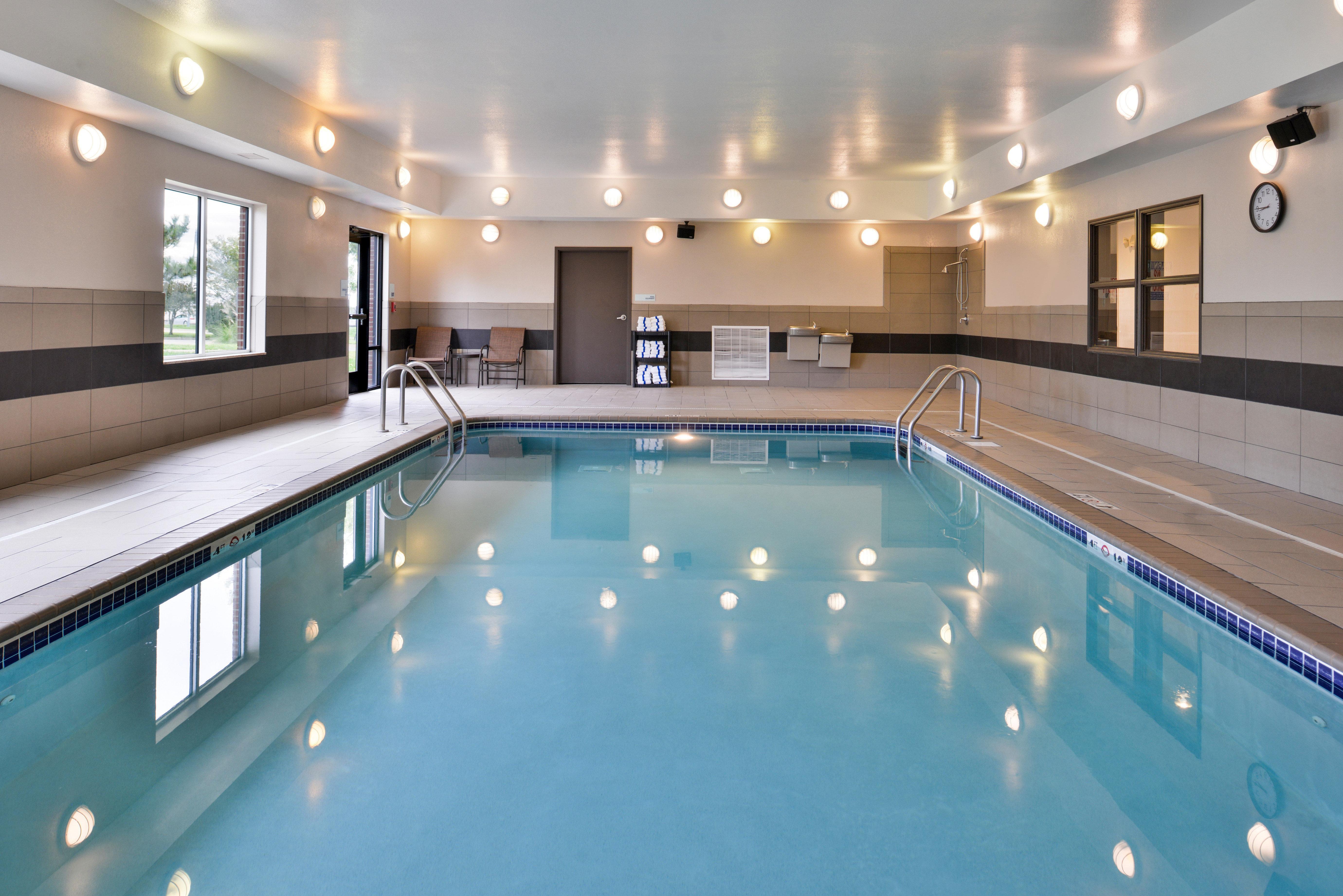 Holiday Inn Express & Suites Emporia Northwest By Ihg Екстериор снимка
