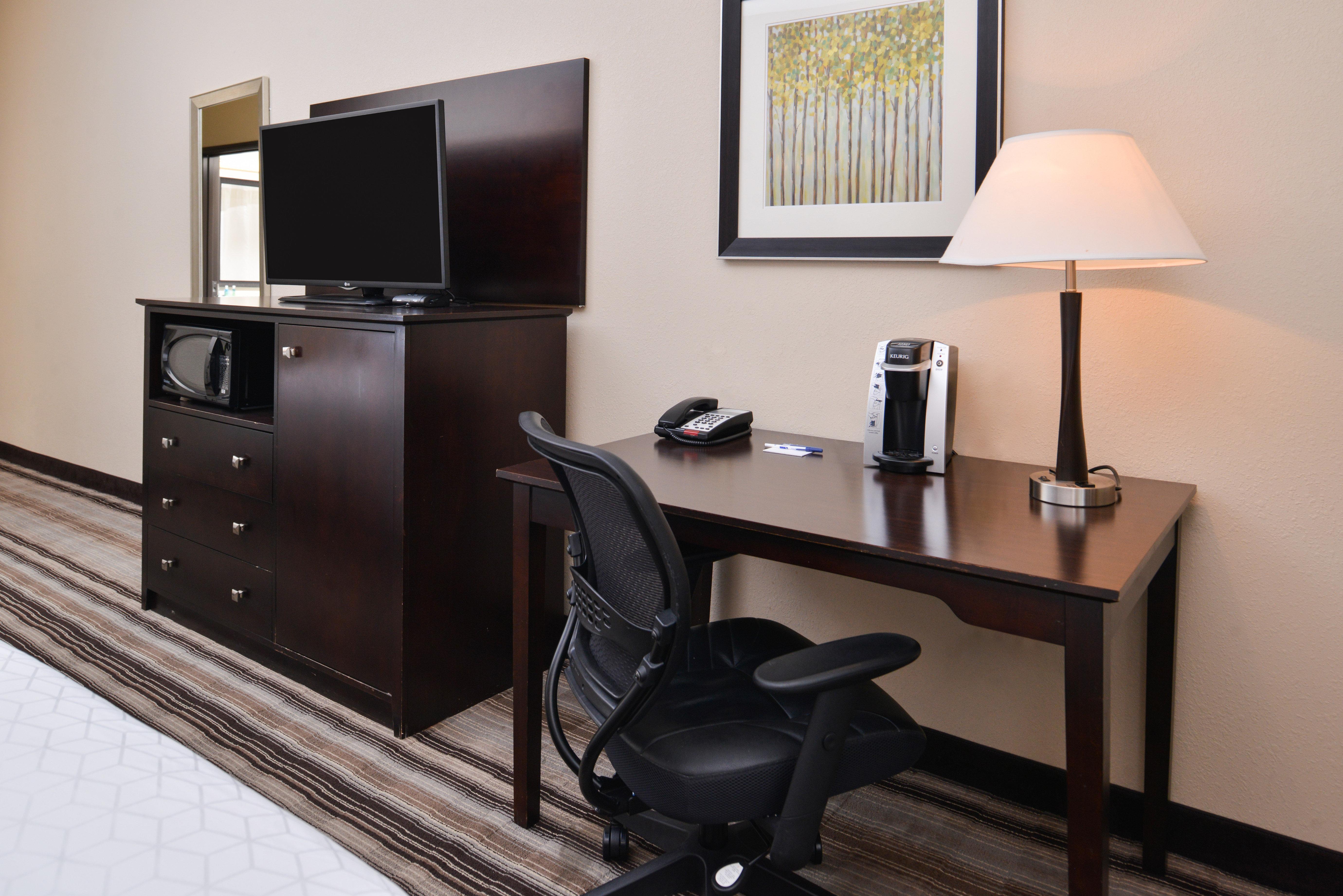 Holiday Inn Express & Suites Emporia Northwest By Ihg Екстериор снимка