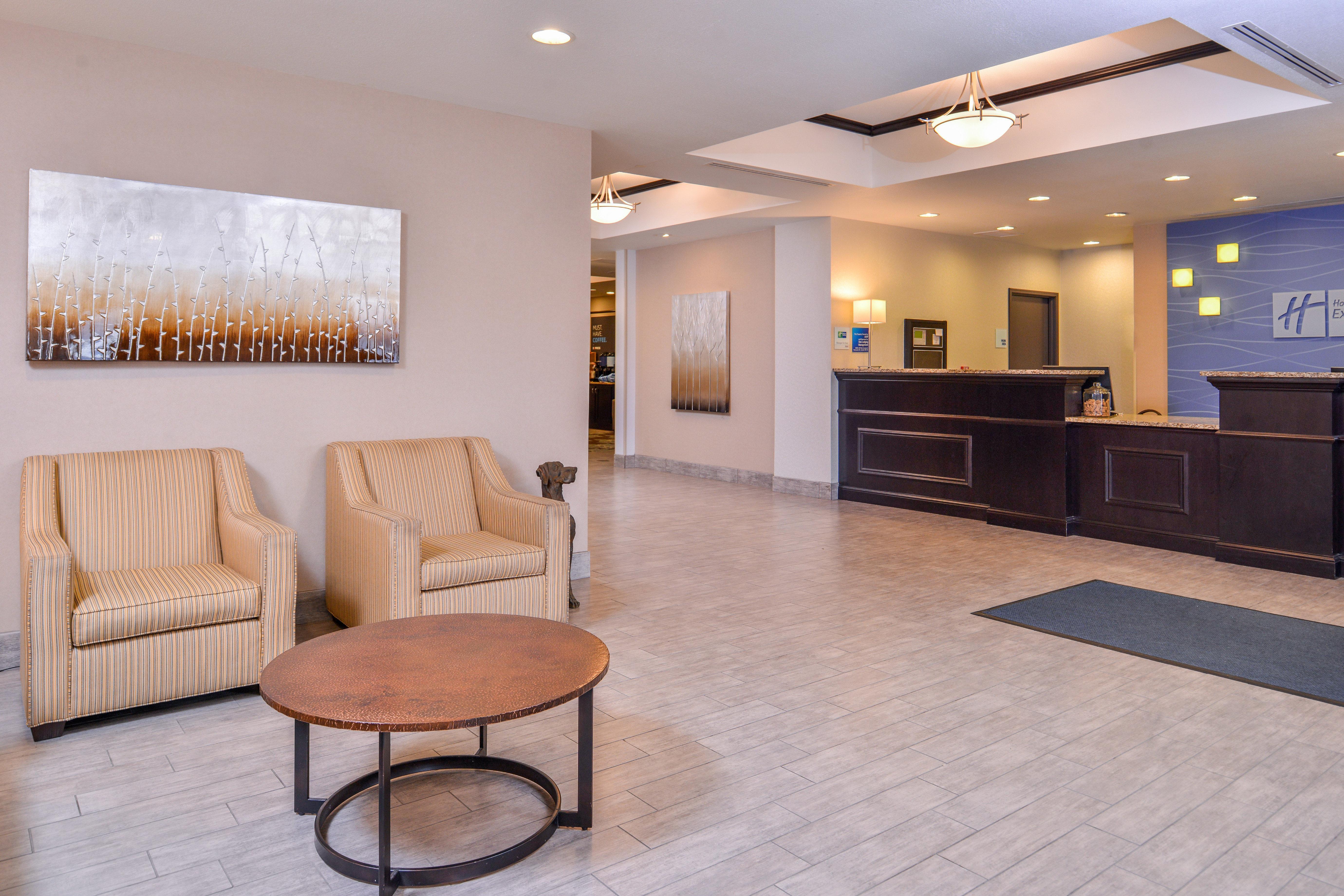 Holiday Inn Express & Suites Emporia Northwest By Ihg Екстериор снимка