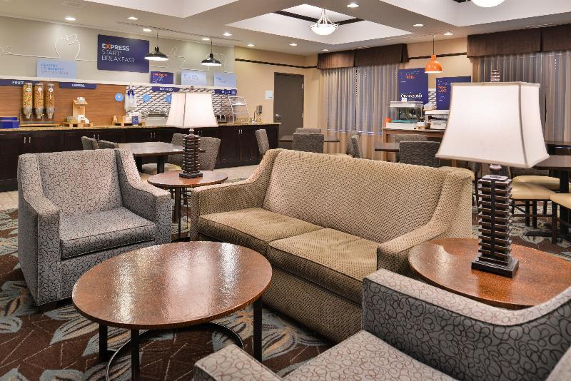 Holiday Inn Express & Suites Emporia Northwest By Ihg Екстериор снимка